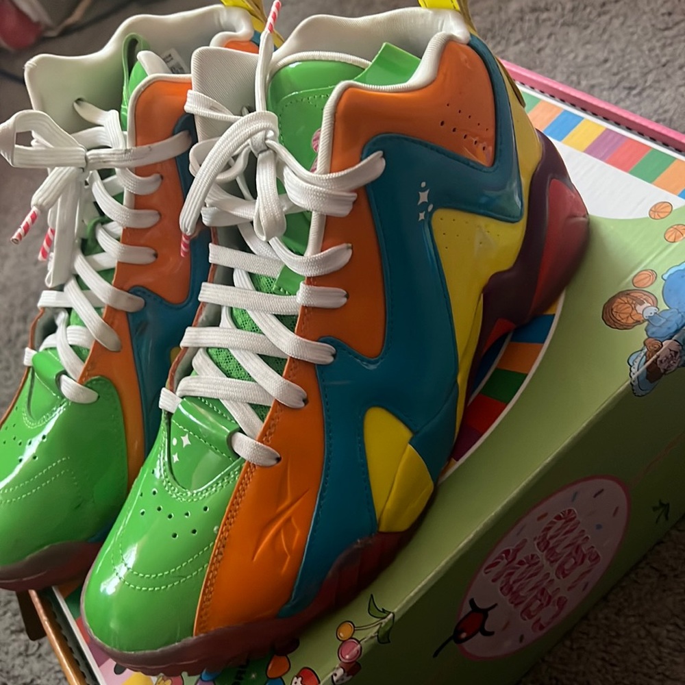 Kamikaze 2 men’s basketball shoe size 9